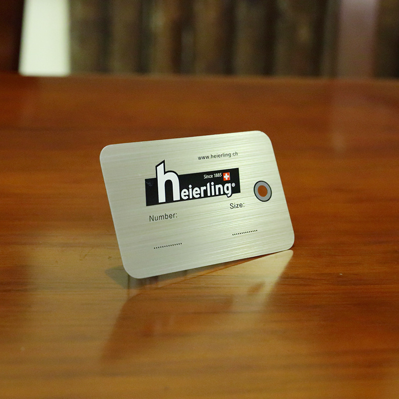 Фабрика в Шэньчжэне производит визитные карточки из нержавеющей стали, латуни, позолоченные, вырезанные матовые черные металлические карточки