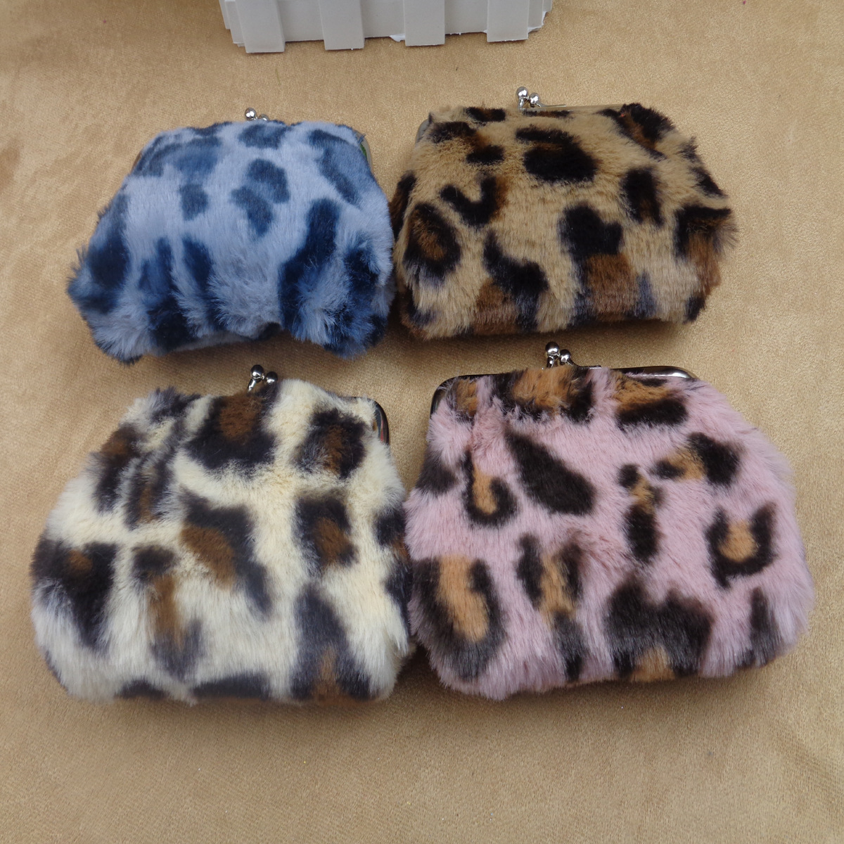 Factory Direct Sales New Model 4inch Leopard Print Plush Clip Coin Purse Blanket Fabric Bank Card Coin Fashion Bag