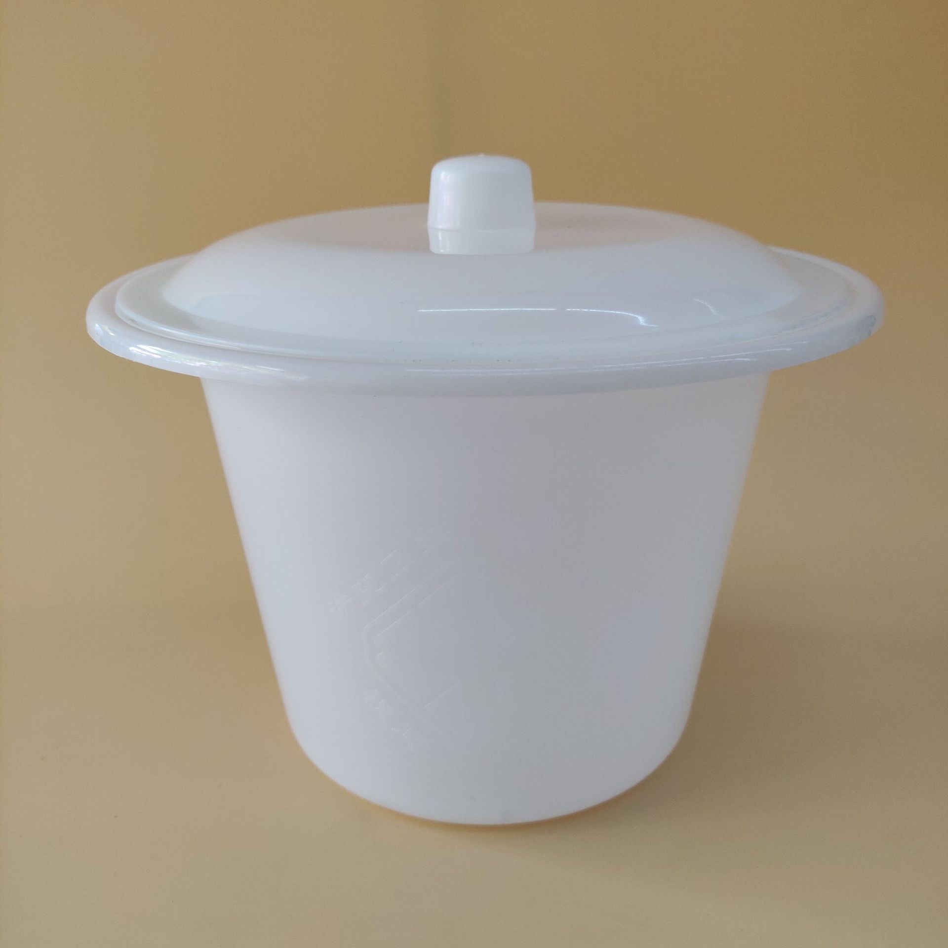 2 л пластиковая спитка с крышкой 2000 мл с делением для использования в больнице белая спитка для домашней палаты