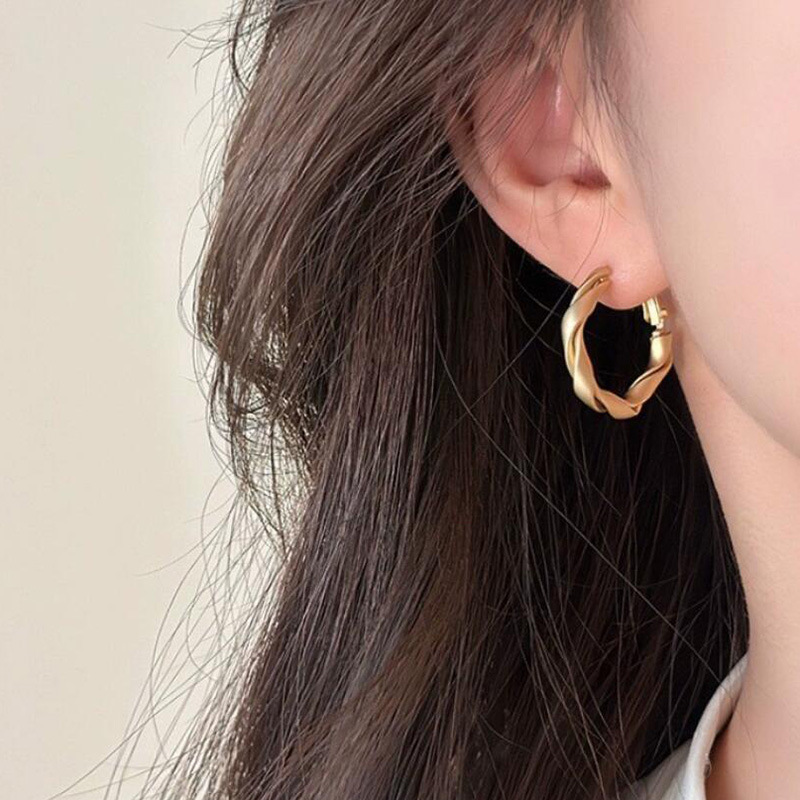 High-grade dumb gold maxie ring earrings 2024 new high-grade earrings unique ins niche design ear ring