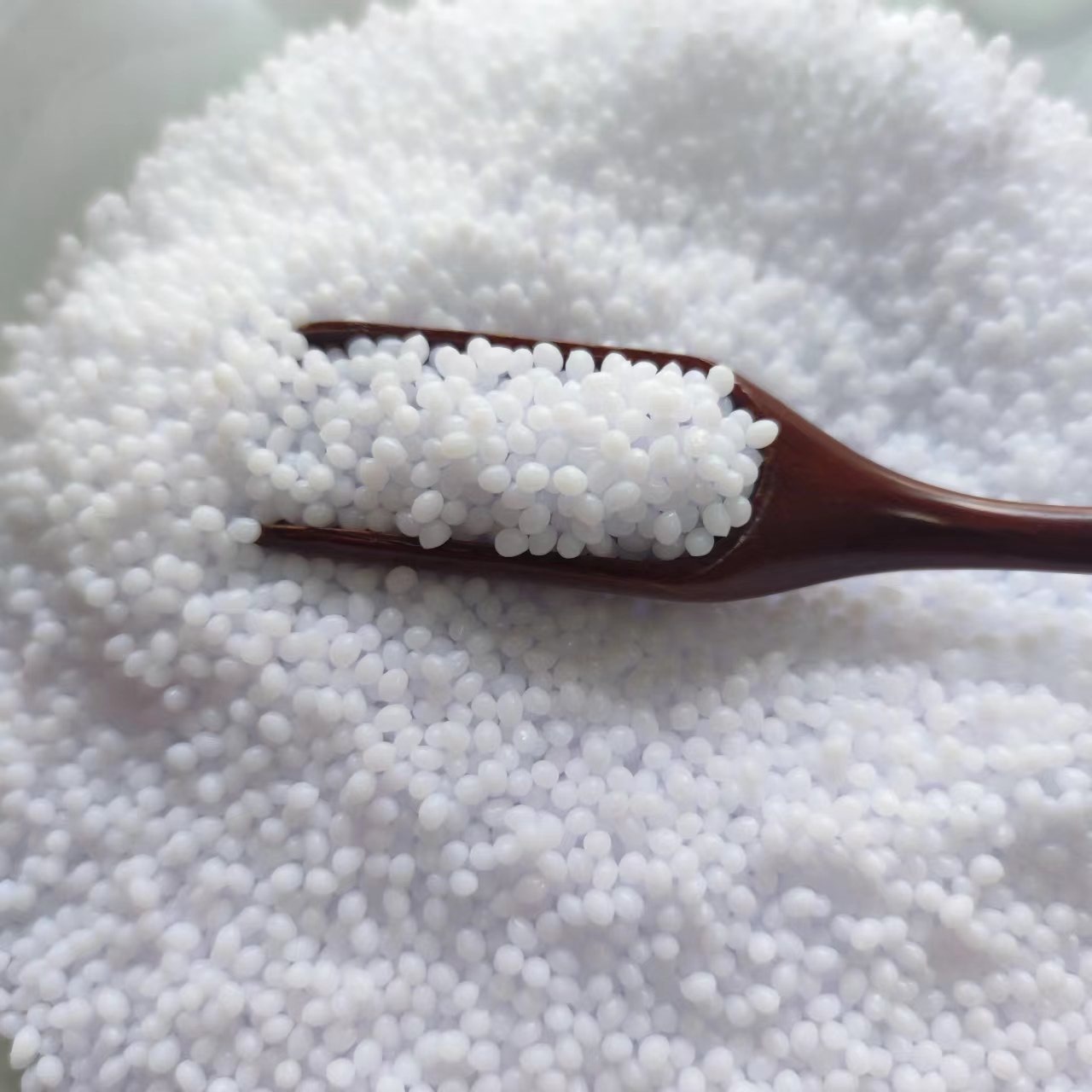 Bright white free resin plastic soil particles round thermoplastic resin when hot soft when cold hard diy crystal soil