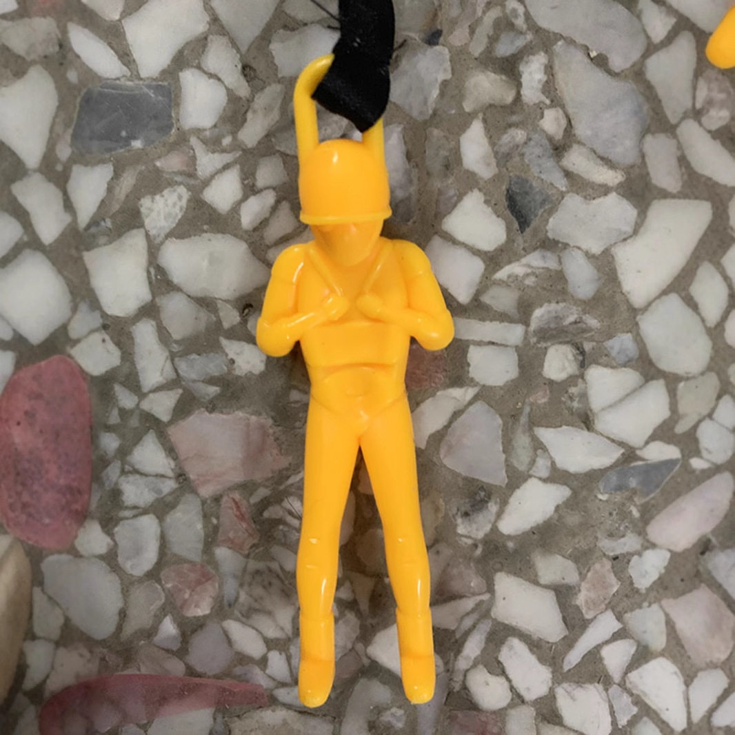 The original package of C hand-thrown parachute soldiers raise their hands and hold hands model diy military accessories manufacturers direct supply