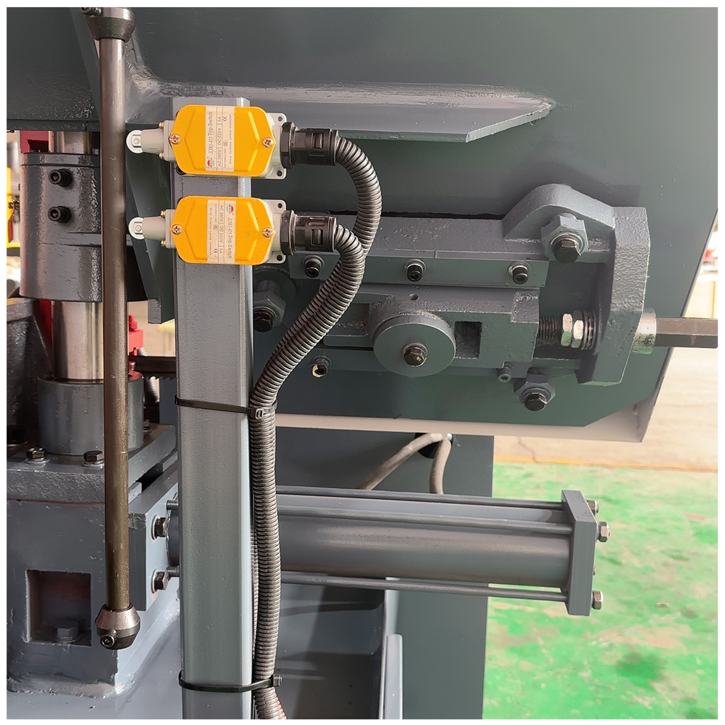 Gb4230 Metal Band Saw Machine for Cutting 300mm Stainless Steel Plates and Pipes Metal Cutting Machine