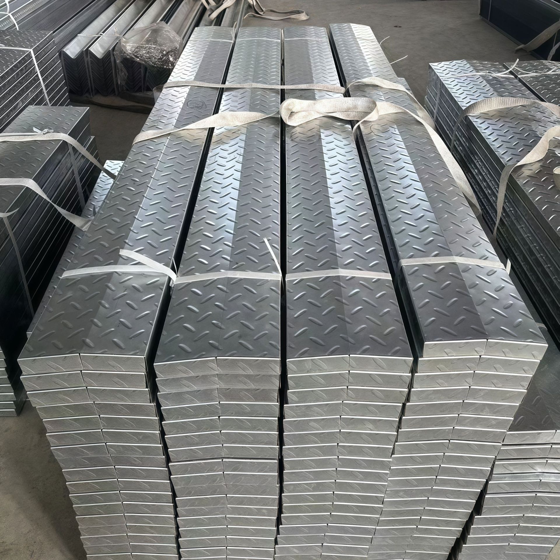 Photovoltaic Ridge Operation and Maintenance Pedal Anti-Skid Roof New Photovoltaic Operation and Maintenance Channel Zinc Aluminum Magnesium Operation and Maintenance Pedal Roof