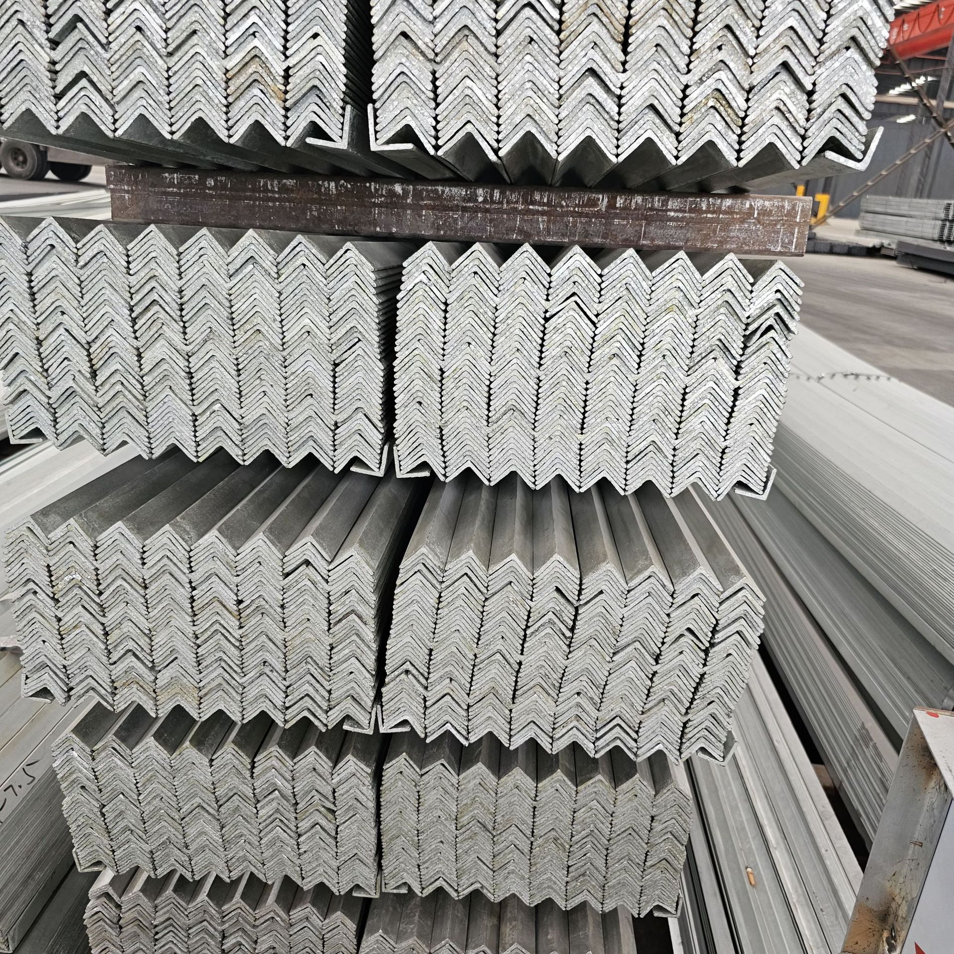 Hot-Dip Galvanized Angle Steel 40*40 Specifications Are Available from Stock and Can Be Used for Curtain Wall Machinery Manufacturing