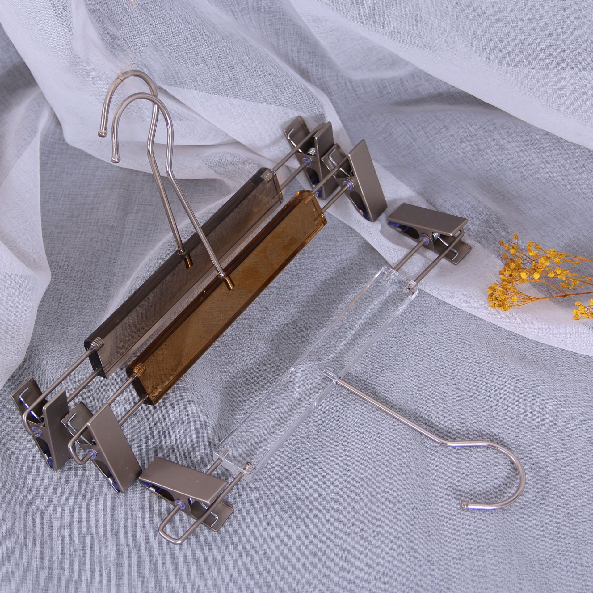 Clothing Store Transparent Acrylic Clothes Hanger Pants Rack New Crystal Clothes Hanging Light Luxury Women's Clothing Trouser Hanging Rack for Shoppers