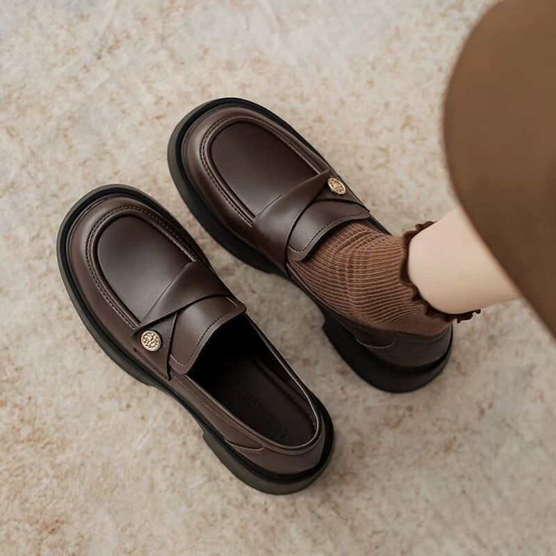 Лоферы в французском стиле с золотой монетой для женщин, британский стиль, новые толстые подошвы, chunky heel, слипоны, кожаные туфли 2025 года