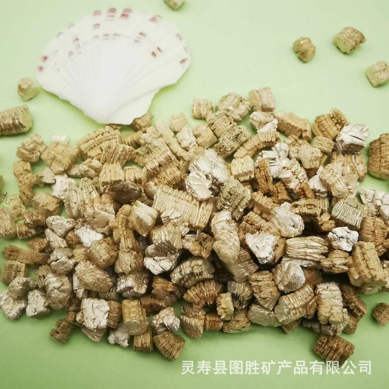 Manufacturer Supplies Silver-White Vermiculite Large Particles 5-8mm Expanded Silver-White Vermiculite for Insulation Seedling Incubation Sachet