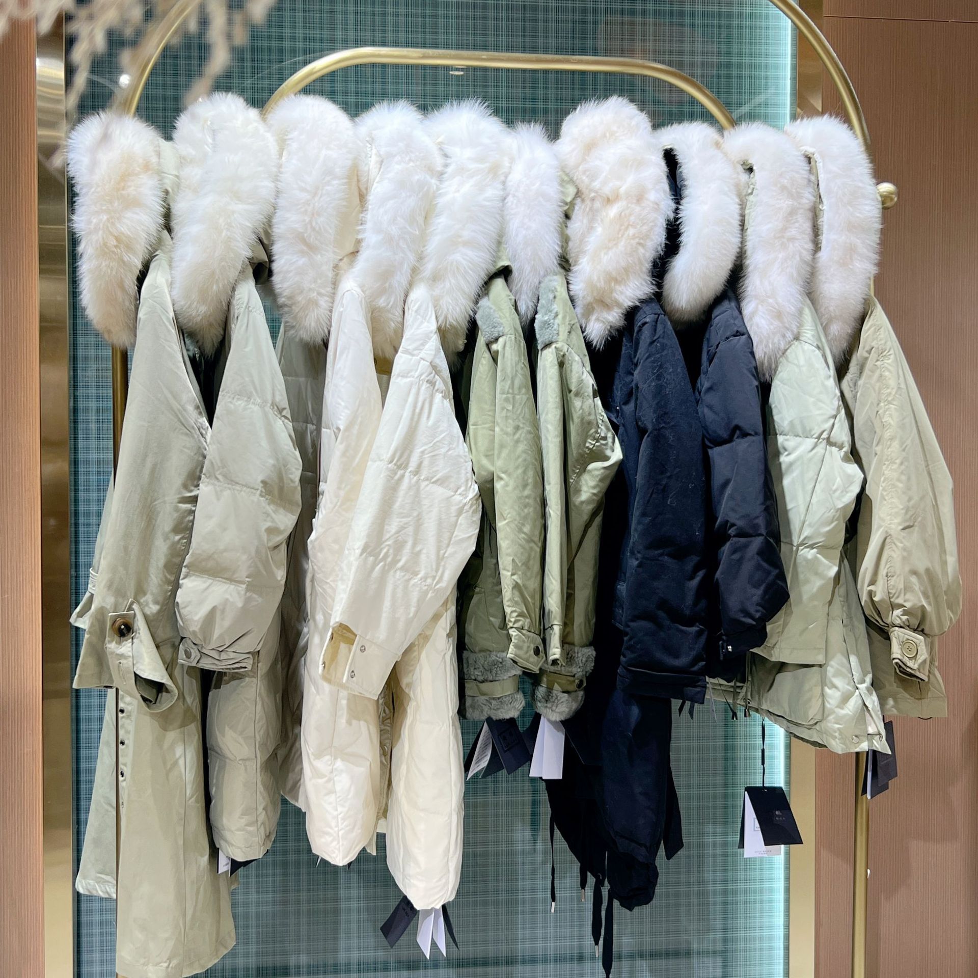 Mid-To-Classy Big-Name High-Quality Tail/Good Women's Clothing Shopping Mall Withdrawal Counter Discount Physical Live Broadcast Room Unique Product Cut Label