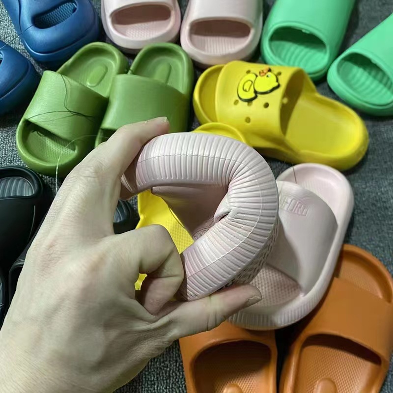 Rubber and plastic children's slippers Miscellaneous stall slippers hole shoes children wholesale summer slippers indoor 2 to 12 years old