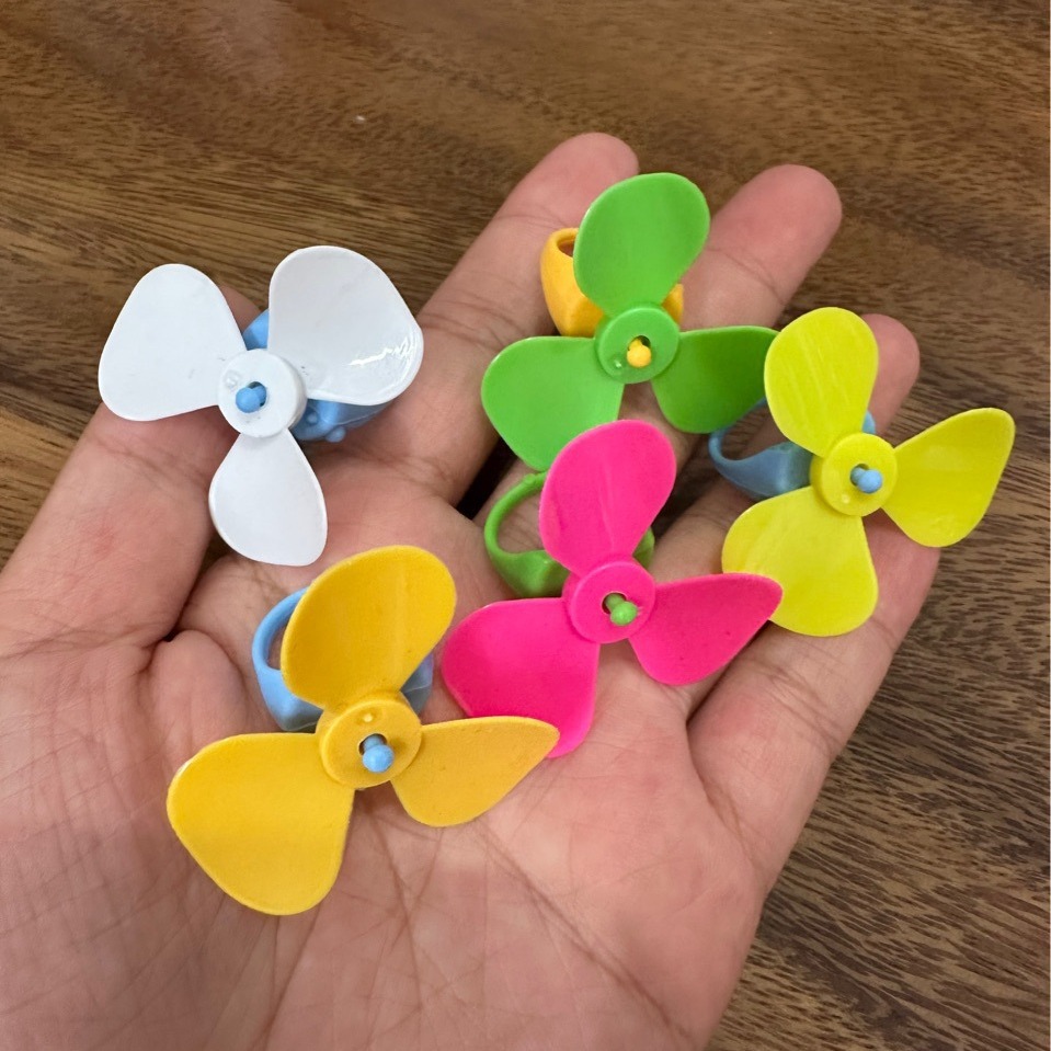 Manufacturer Kidsren's Mini Plastic Windmill Fan Three-leaf Ring Ring 3545MM Gashapon Gift Toy Wholesale