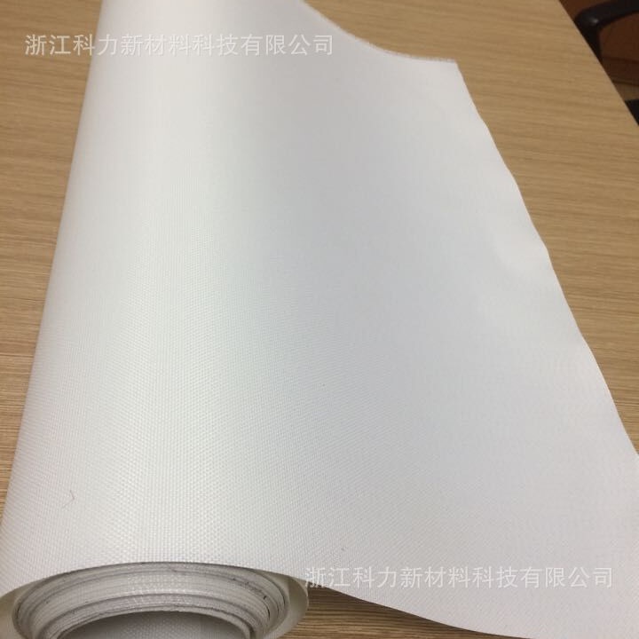 Производитель специализируется на обеспечении хорошей светопропускной способности для внутреннего гибкого потолочного декора