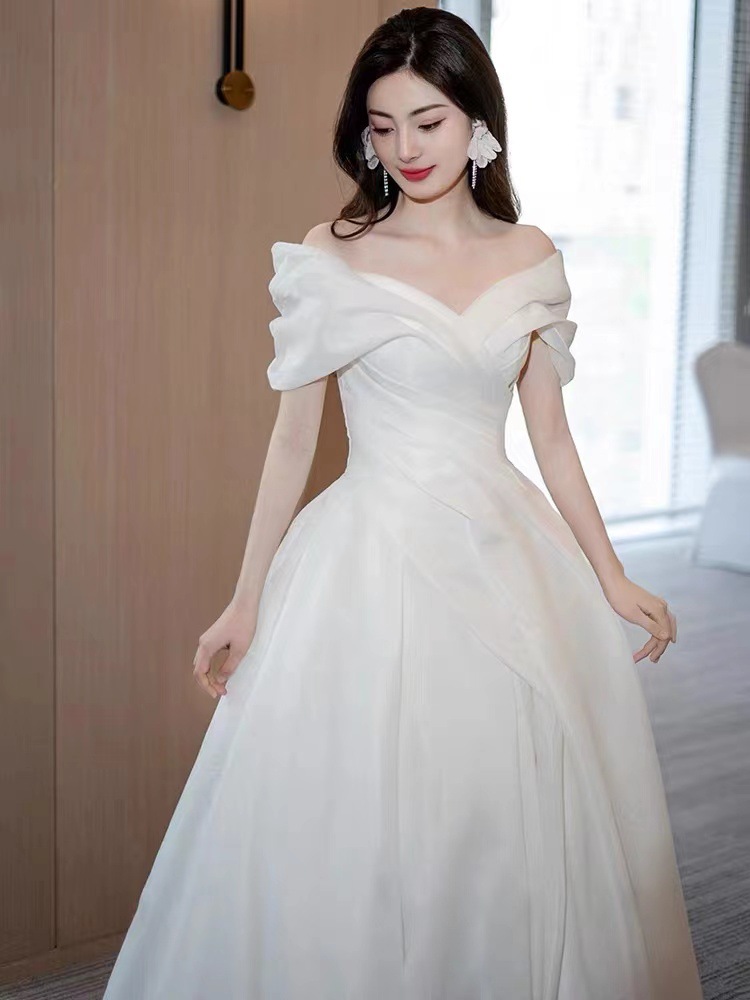 One-Shoulder Light Wedding Dress Bride 2025 New French Satin Main Yarn High-Quality Texture Small Simple Outing Yarn