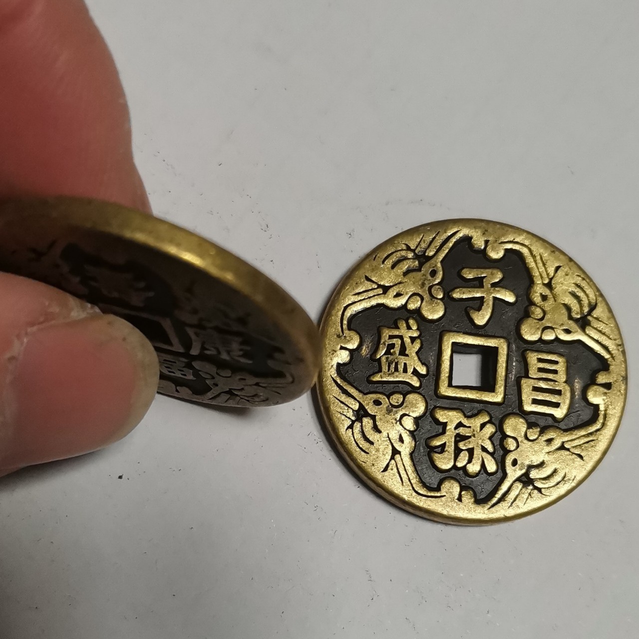 32mm Antique-Style Copper Coins with Designs of "Fu Shou Kangling" (Longevity, Prosperity, and Safety) and "Zi Zang Chang Sheng" (Descendants' Prosperity) - Copper Imitation Coins for Good Luck