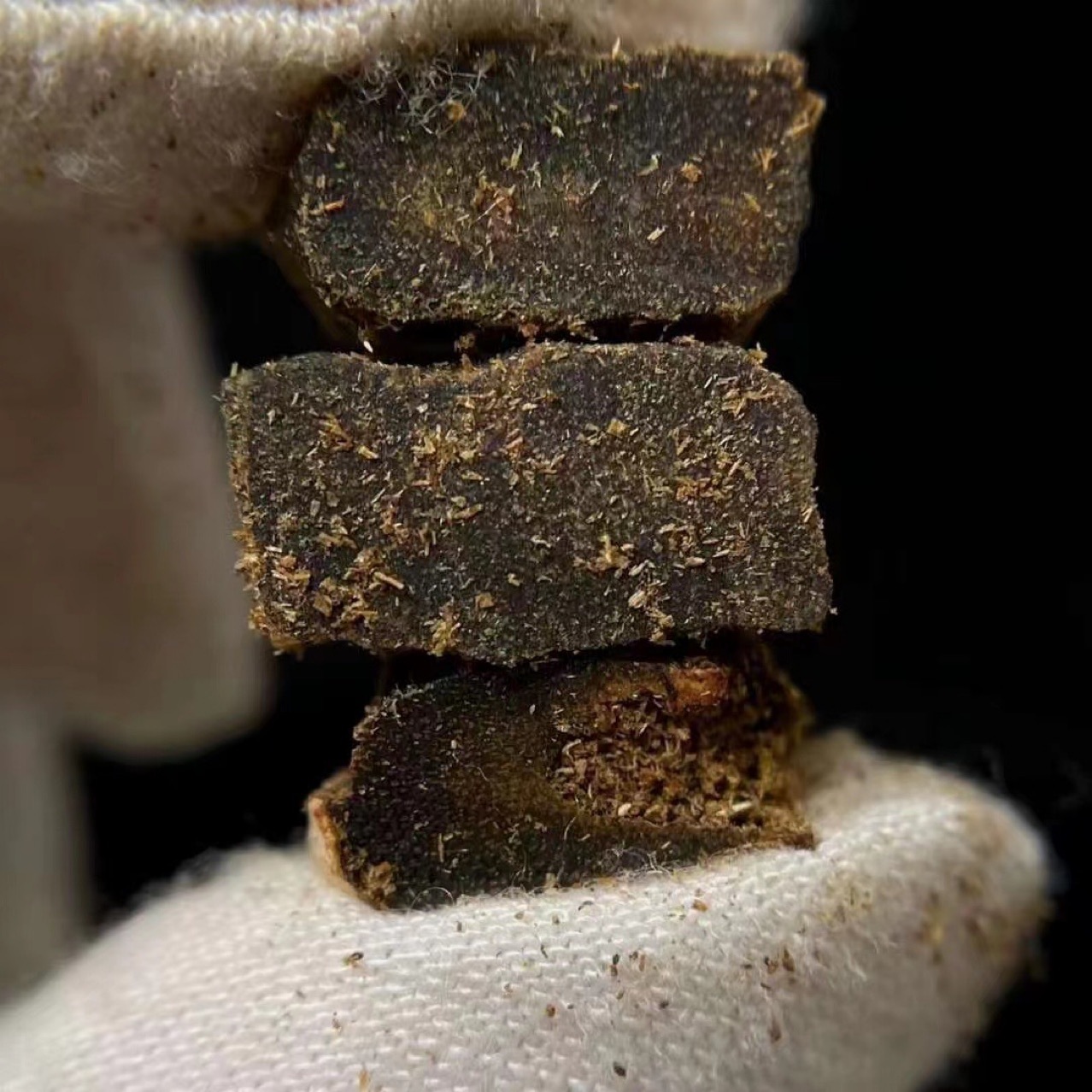 High-Quality White Agarwood Shavings, Natural Fragrance, Minimum Order Quantity 10 Grams