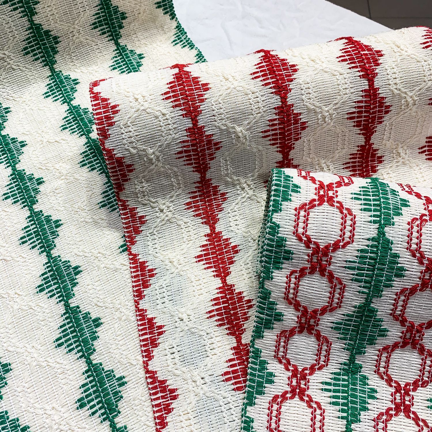 Manufacturer in stock red and green Christmas table runner pillow fabric cover cloth bed runner cloth colorful cotton thread jute placemat fabric