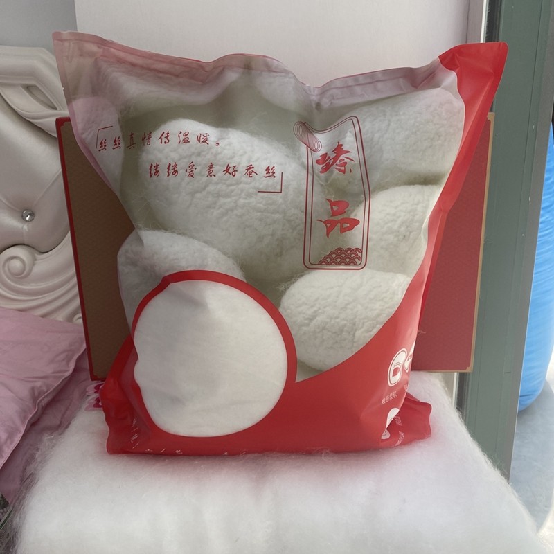 Pure mulberry silk light tire quilt core tussah silk raw materials wholesale double Palace silk bare tire Tongxiang handmade silk quilt