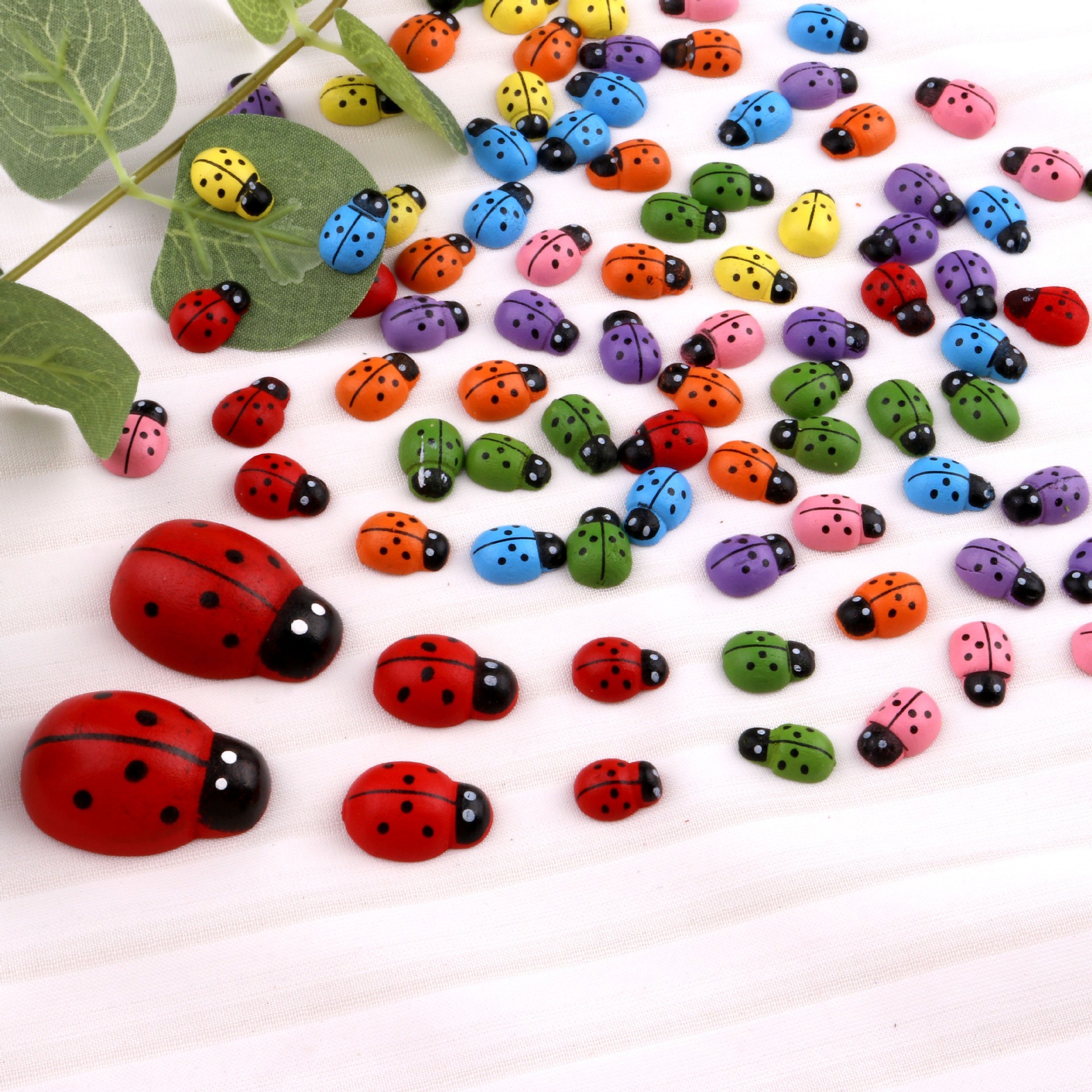 Spot various specifications mixed color Moss micro landscape simulation wooden beetle seven stars ladybug beetle