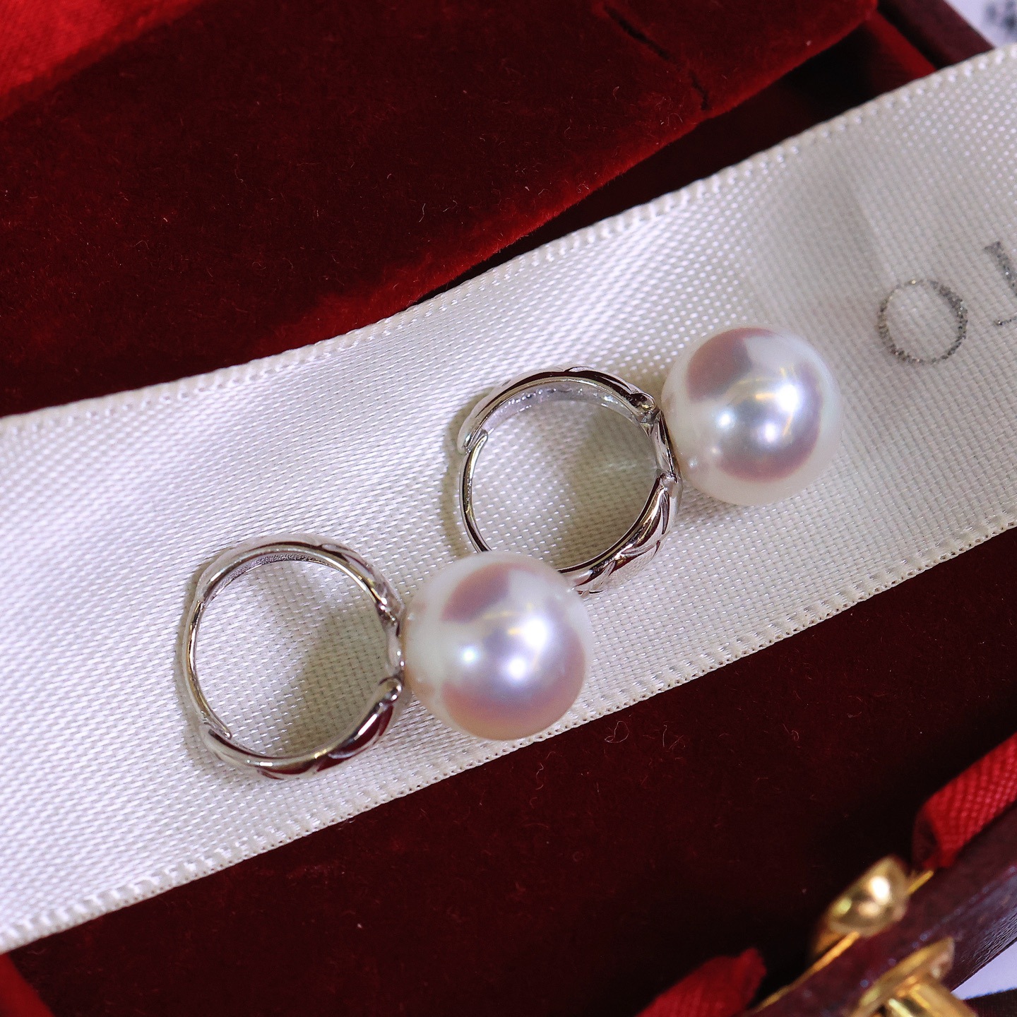 Platinum Pt900 Accessories, Quilted Small Fragrant Earrings, Thick Gold Texture, Picture with 8-9mm Pearls, Pearls Not Included