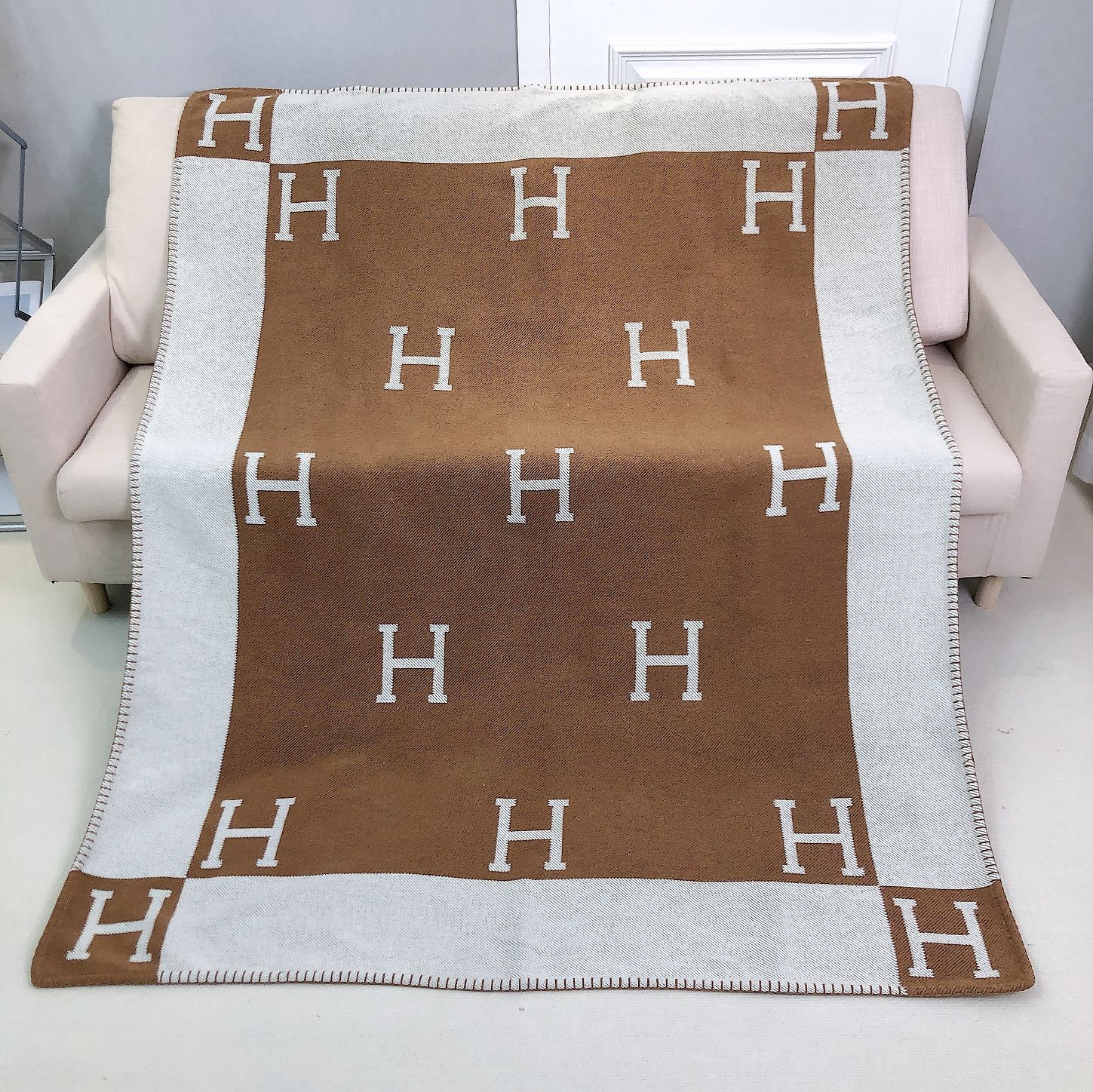 Cross-border Aircraft First Class Letter H Blanket Nap Air-conditioned Room Blanket Car Camping Sofa Cashmere Blanket