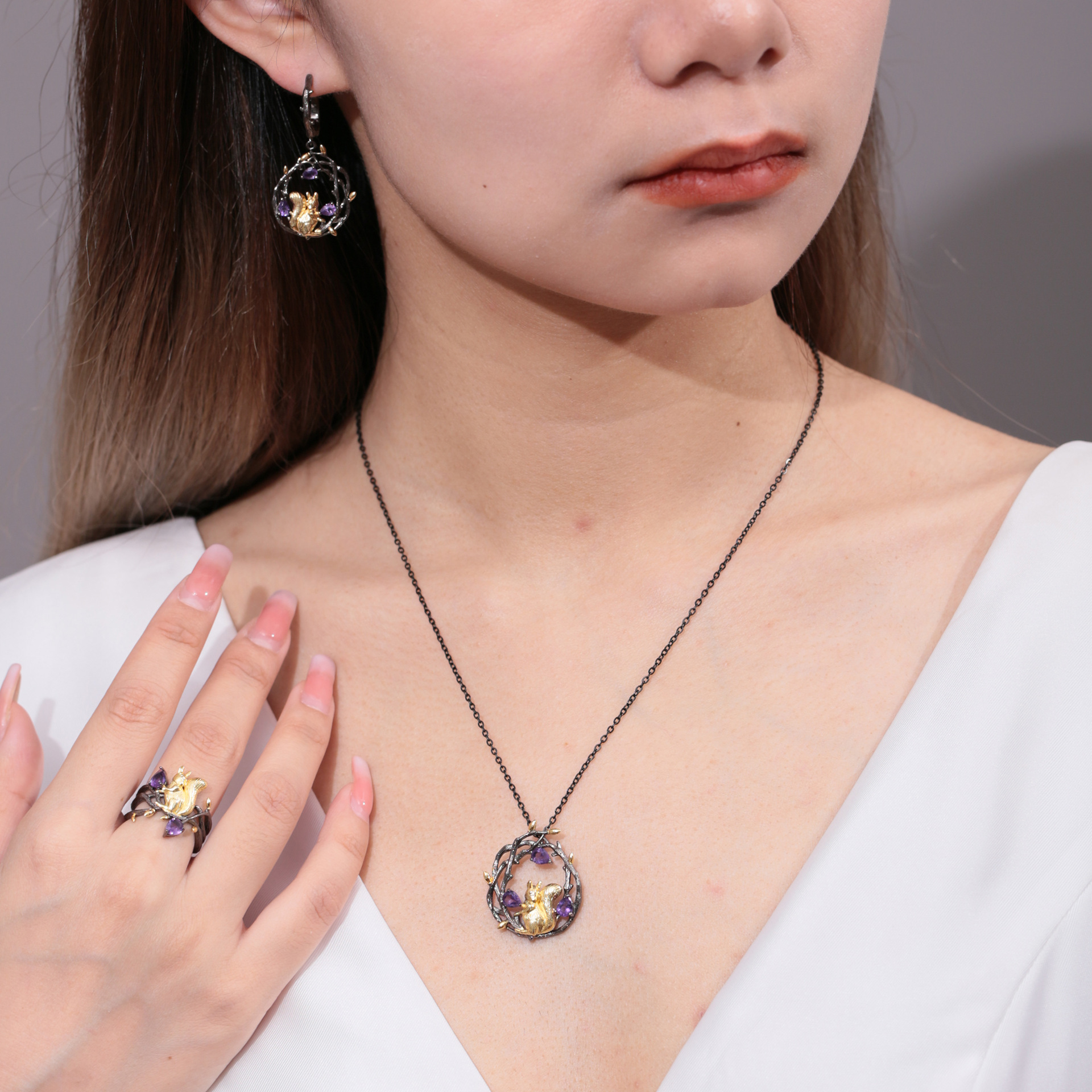 Original design natural crystal transparent glow garnet necklace 925 sterling silver squirrel pendant niche high-end jewelry