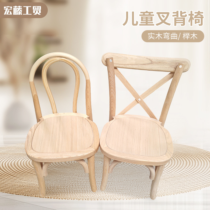 Простой стул с подлокотниками, детский, из массива дерева и ротанга