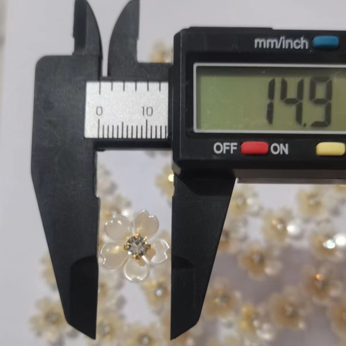 15mm five-piece small flower Golden single claw diy handmade material popular hairpin accessories five-piece small flower with gold diamond