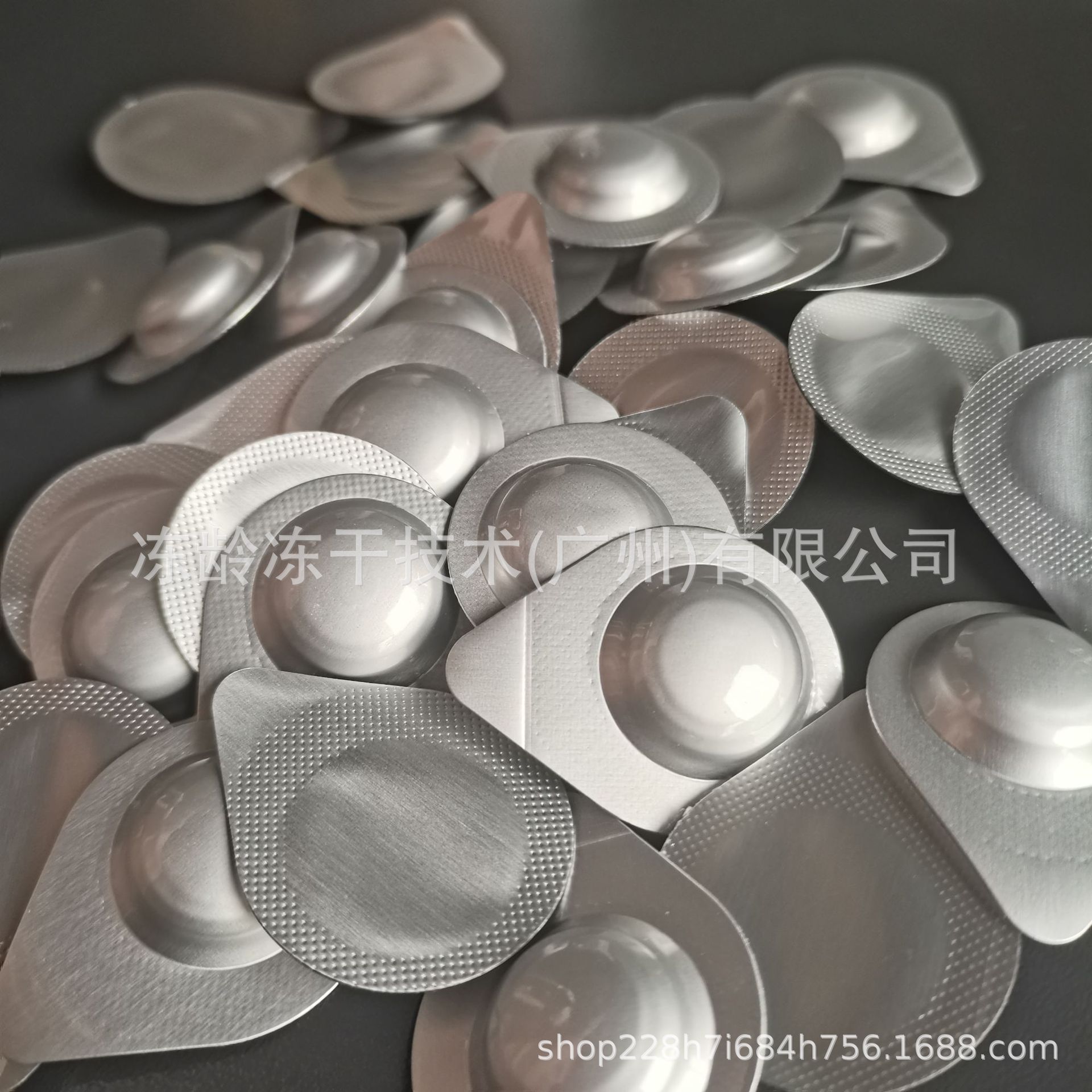 Лиофилизированные олигопептидные таблетки второго использования прототипа L-Vc для увлажнения и питания оптовой отбеливающей твердой эссенции