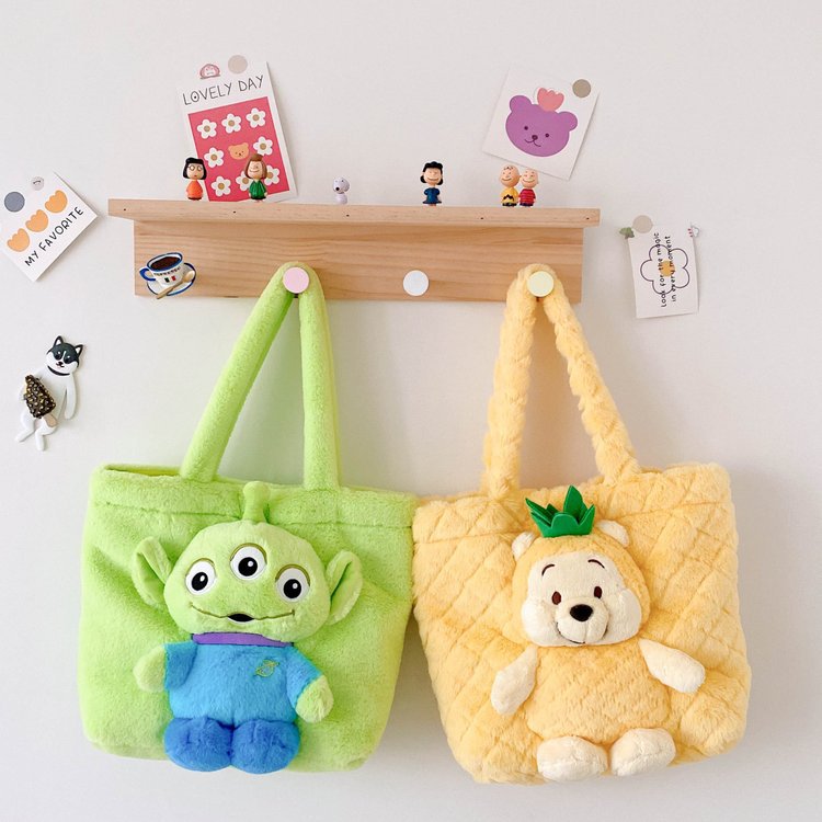 2023 Winter New Large Capacity Cute Pineapple Pooh Sweet Girl's Shoulder Bag Street All-match Plush Women's Bag