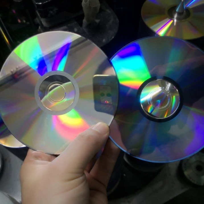 Waste disc DVD CD printing paper shredder test used bad old disc bird repelling hand decorated transparent disc