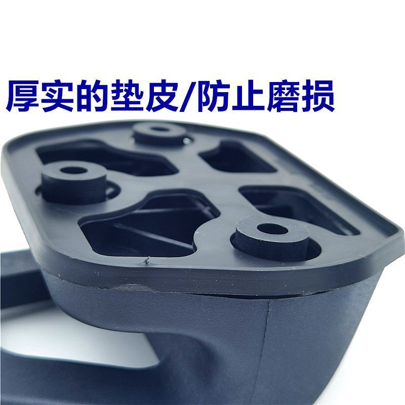 The Great Wall Is Equipped with a Pickup Truck Shuailing T68 with a Rear Cargo Box and a Guardrail Outside