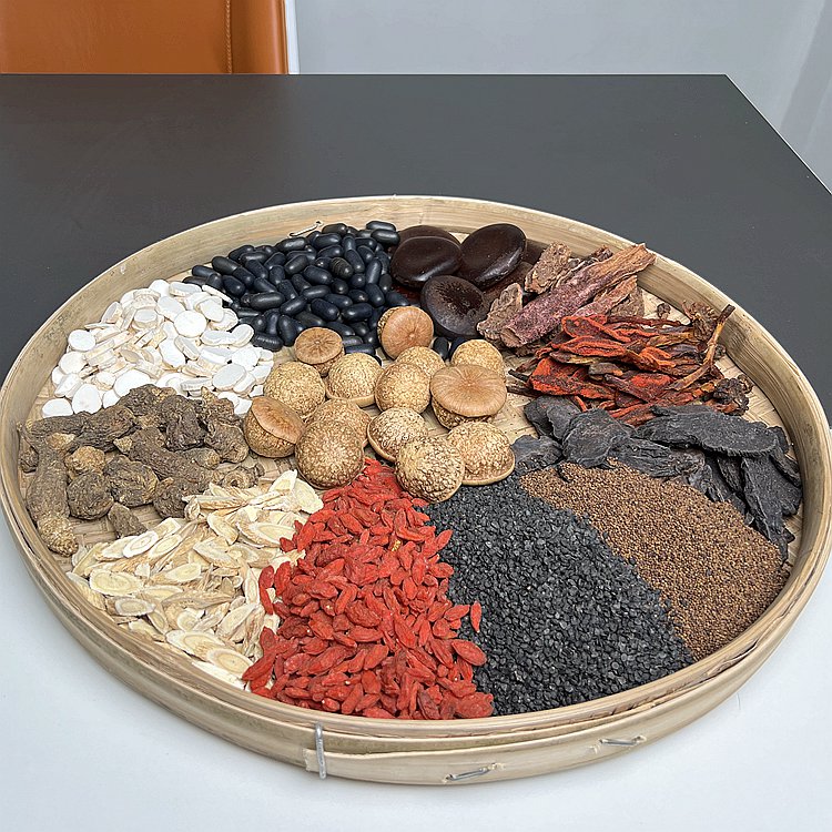 Fengliu Guo Yin Yangzi, Double Kidneys, Rejuvenating Grass, Cynomorium, Cuscuta, Wolfberry, Maca and Other Twelve Kinds of Wine Ingredients