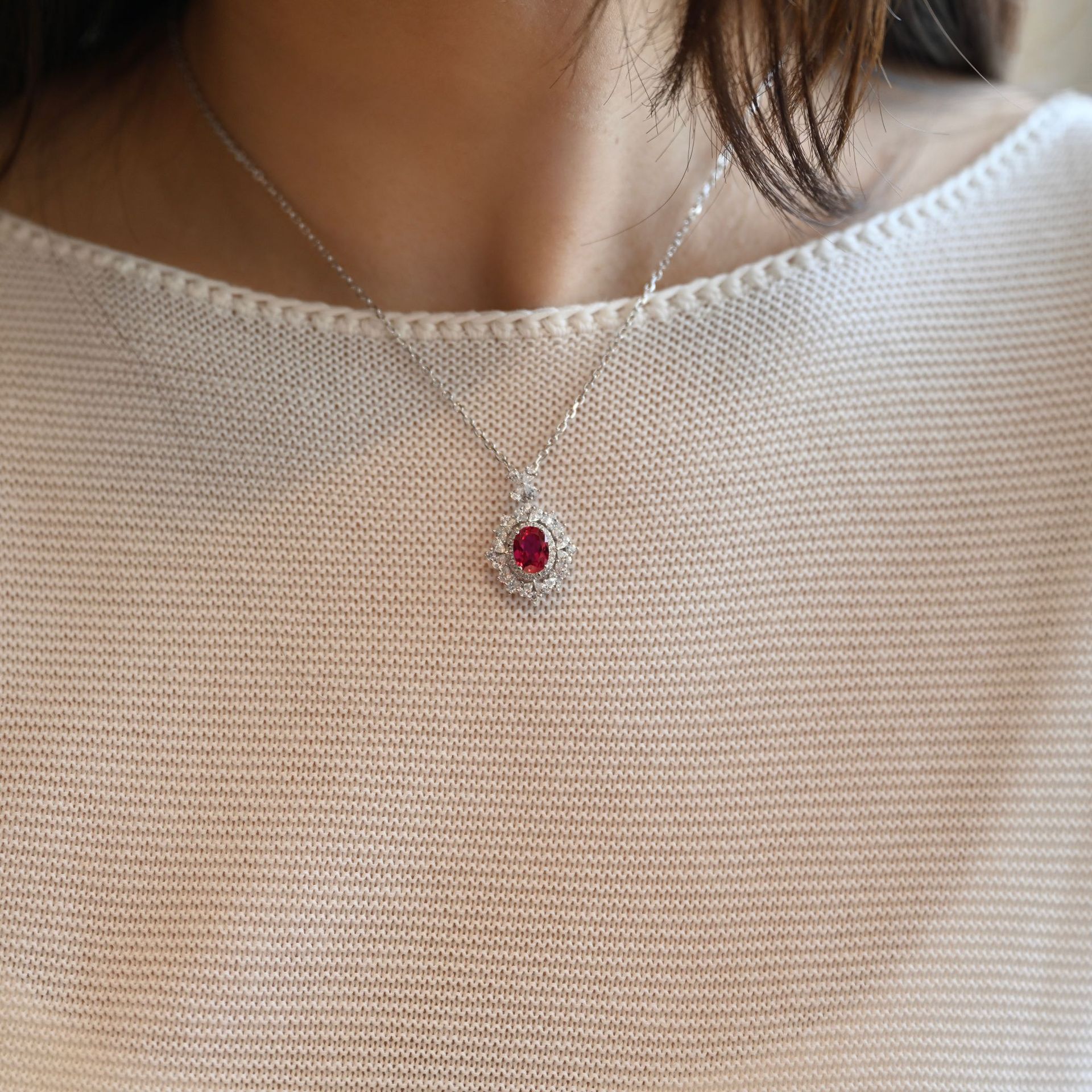 2 Carat Cultured Pigeon Blood Ruby Pendant Necklace S925 Silver Elegant High-End Color Gemstone Cultured Gemstone Necklace