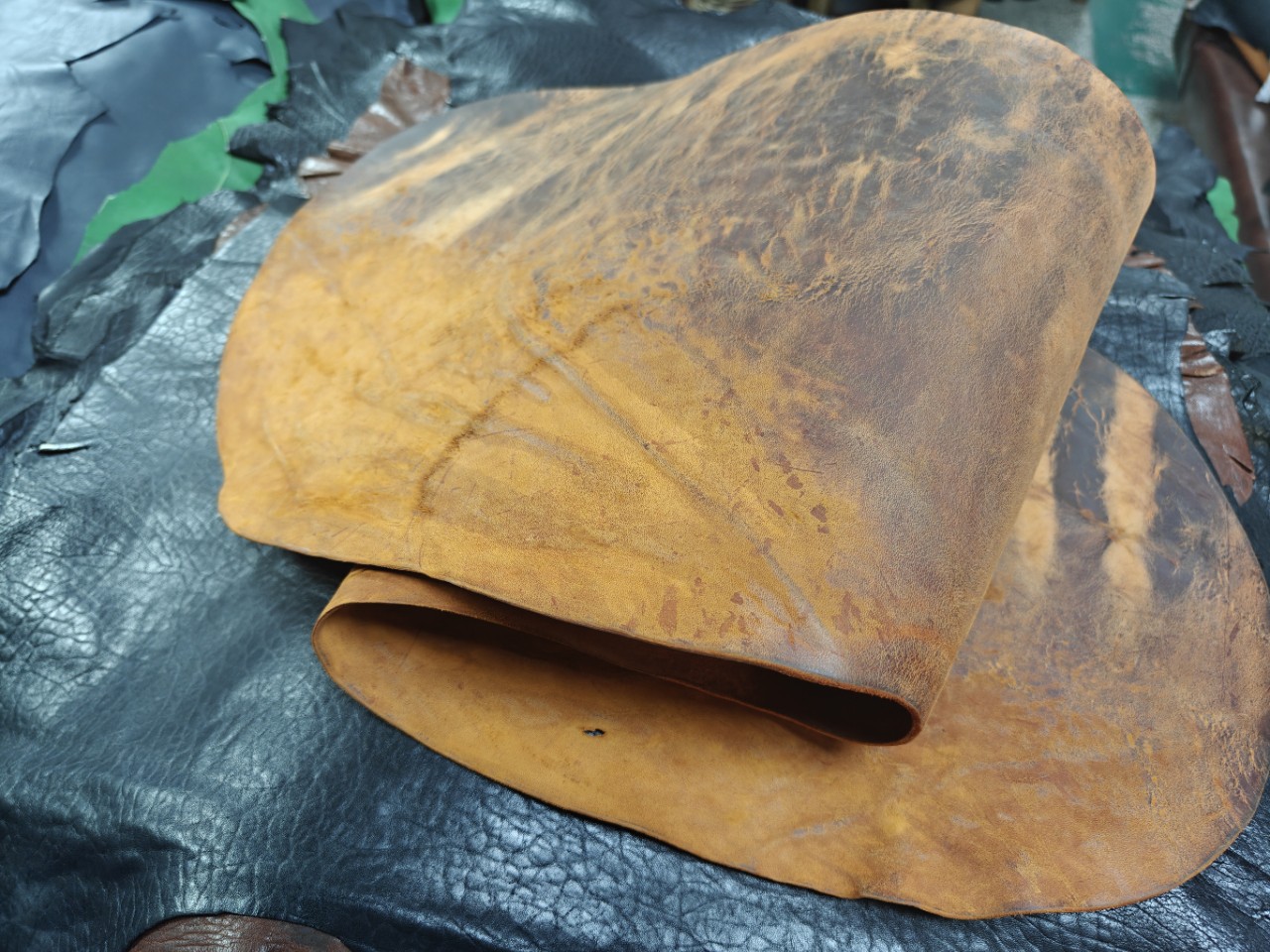 Horse Hip Leather Heavy Oil Wax Discoloration Retro Effect 2-3.5mm Uneven Thickness Width 40-50cm Length 110-120cm