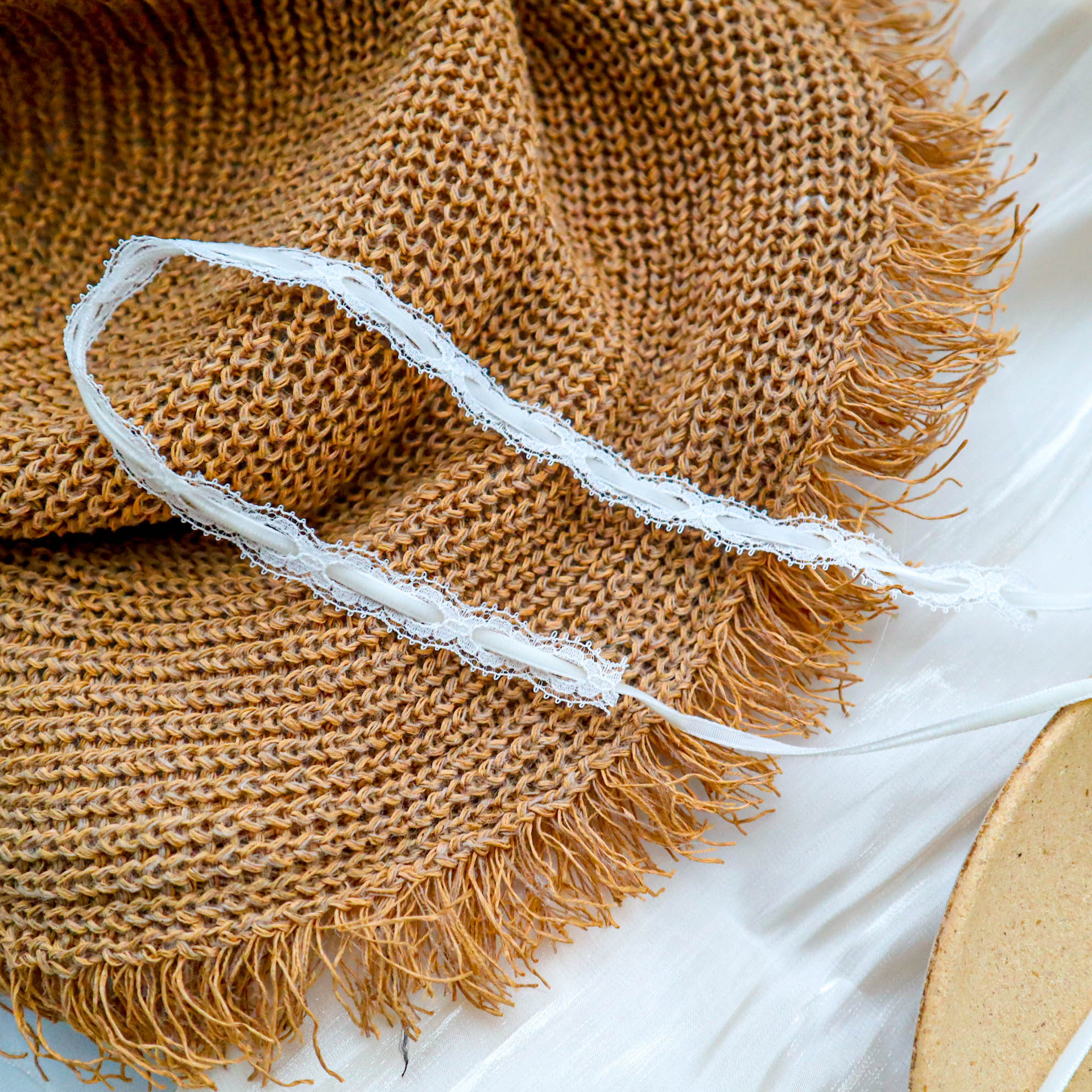 Sweet Cool White Lace Strap Necklace Women's Choker Hot Girl Style Long Collar Vintage Design Sense Streaming Necklace Chain