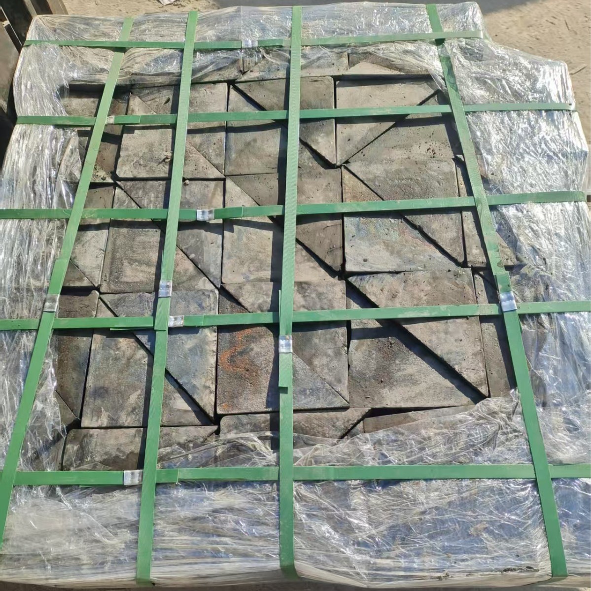Factory direct supply cast stone plate wear-resistant acid and alkali resistant coal bunker lining plate cast stone lining plate slag discharge coal unloading ditch slag fishing machine