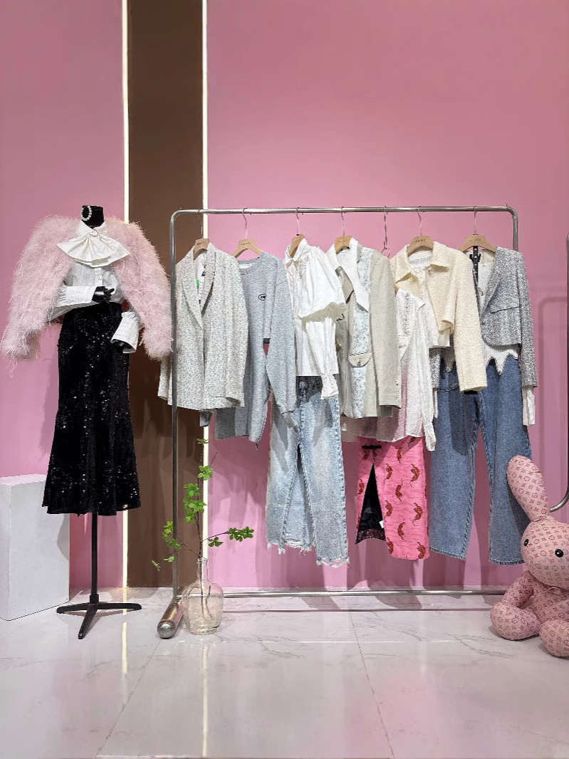 Domestic big-name brand discount women's clothing wholesale live broadcast entity cutting label withdrawal cabinet high-end end goods primary supply clearance