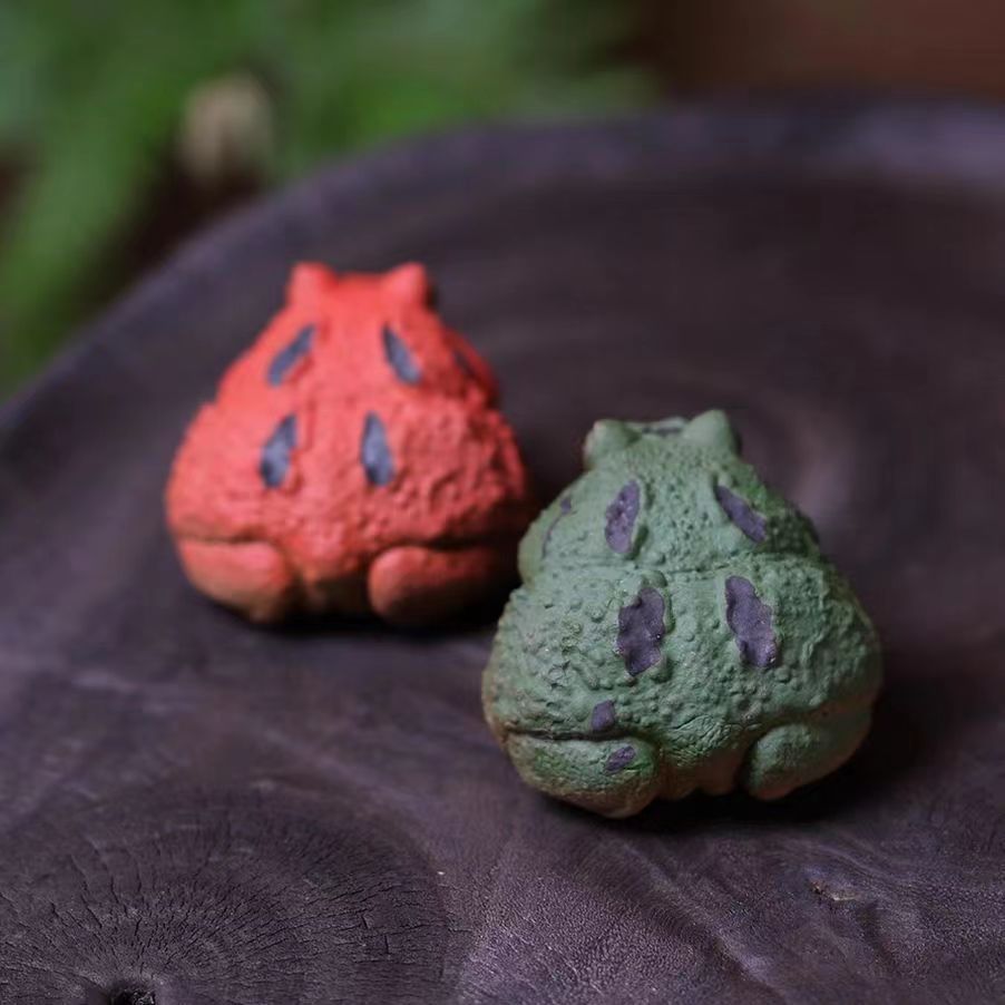Yixing purple sand tea pet small golden toad small frog can raise tea play tea accessories toad treasure creative landscaping ornaments boutique