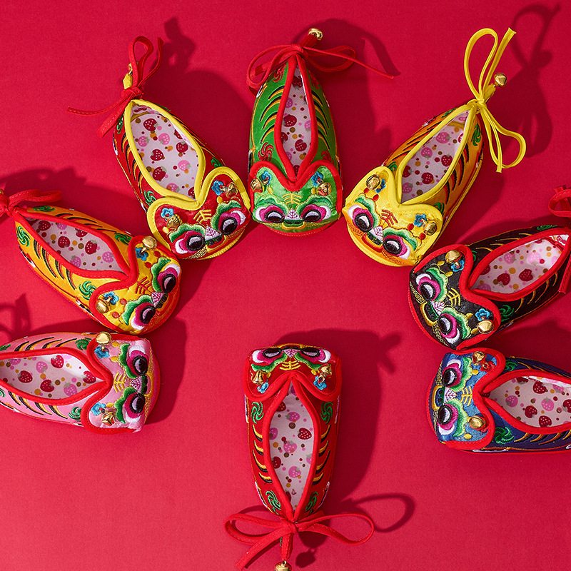 Embroidered Handmade Tiger Head Shoes for Men and Women, Soft-Soled Shoes for Infants and Toddlers, One Hundred Days Old, Folk Tiger Shoes