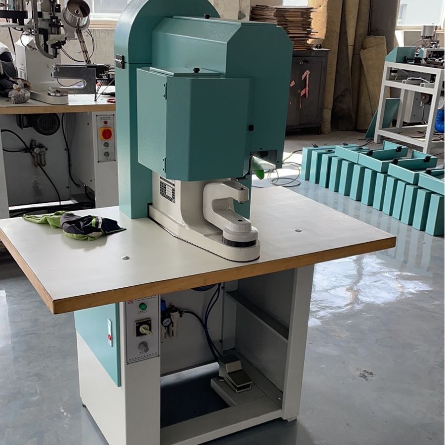 Automatic mountaineering buckle machine 918 double-sided outdoor hiking shoes labor protection shoe nail D-type buckle steamed bun buckle machine