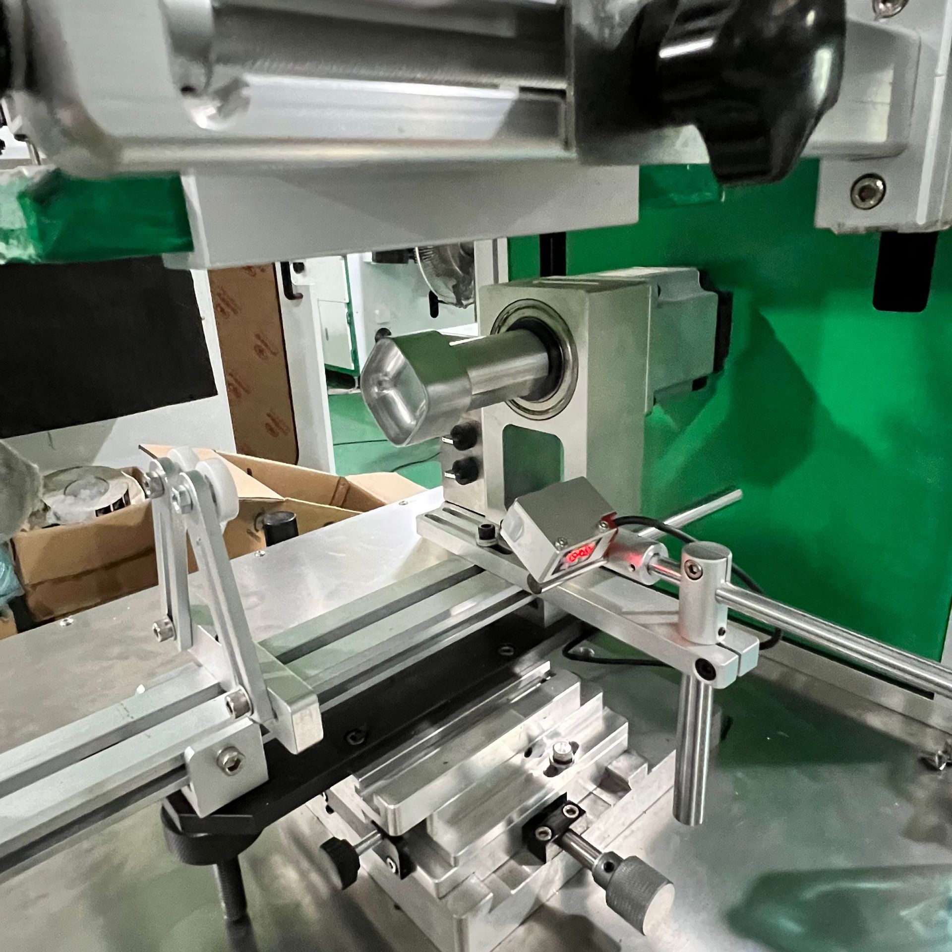 Full Servo Cursor Positioning Screen Printing Machine, Wine Bottle Logo Pattern Hot Stamping Screen Printing Machine, Automatic Alignment Printing Machine