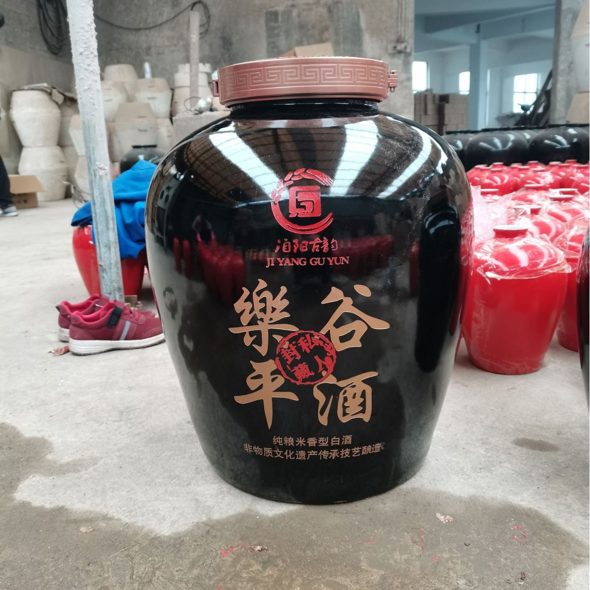 Jingdezhen ceramic wine jar carved ceramic wine jar liquor container cellar large ceramic wine jar wine bottle