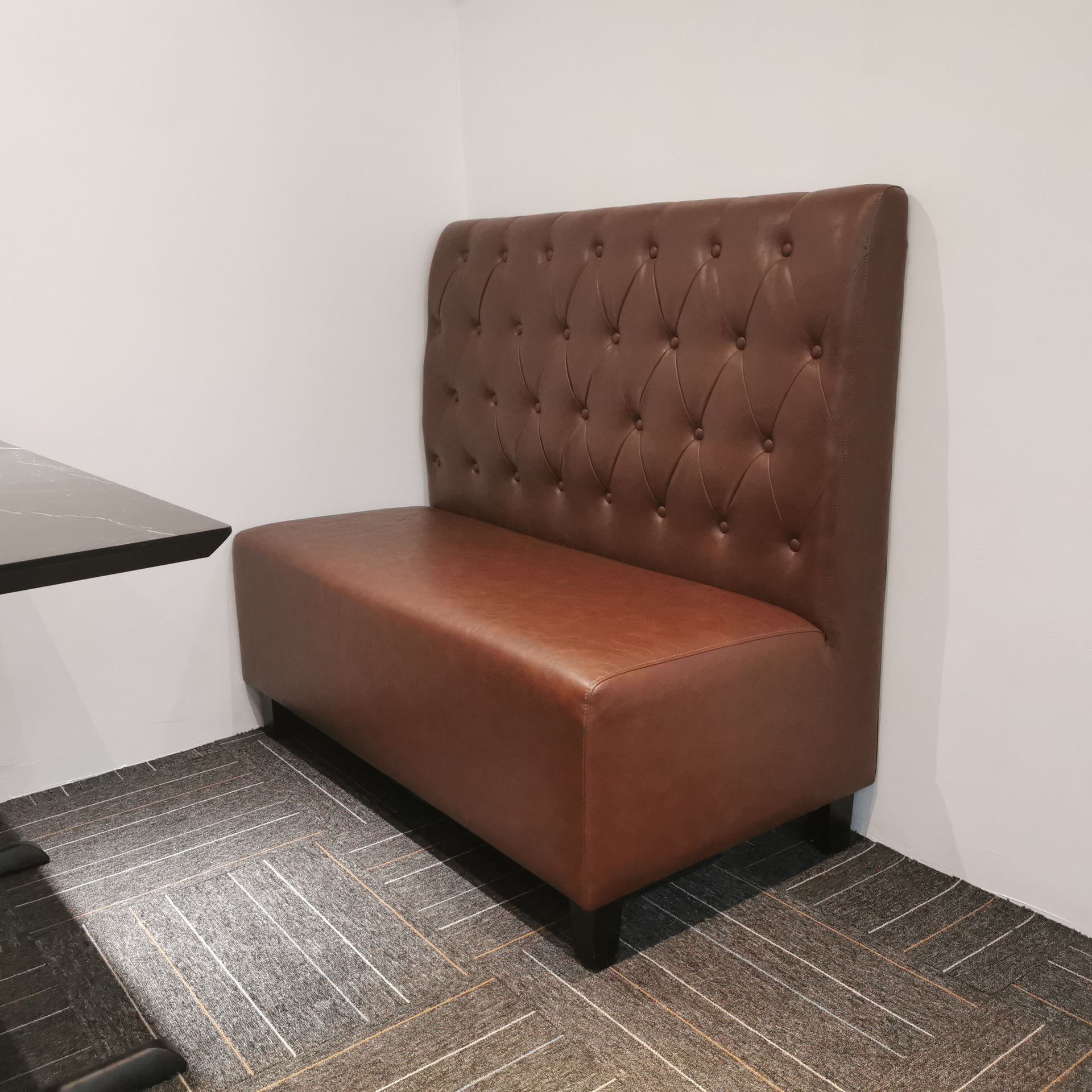 Поставки от производителя, ретро-кафе, диван из коричневой кожи с пуговицами