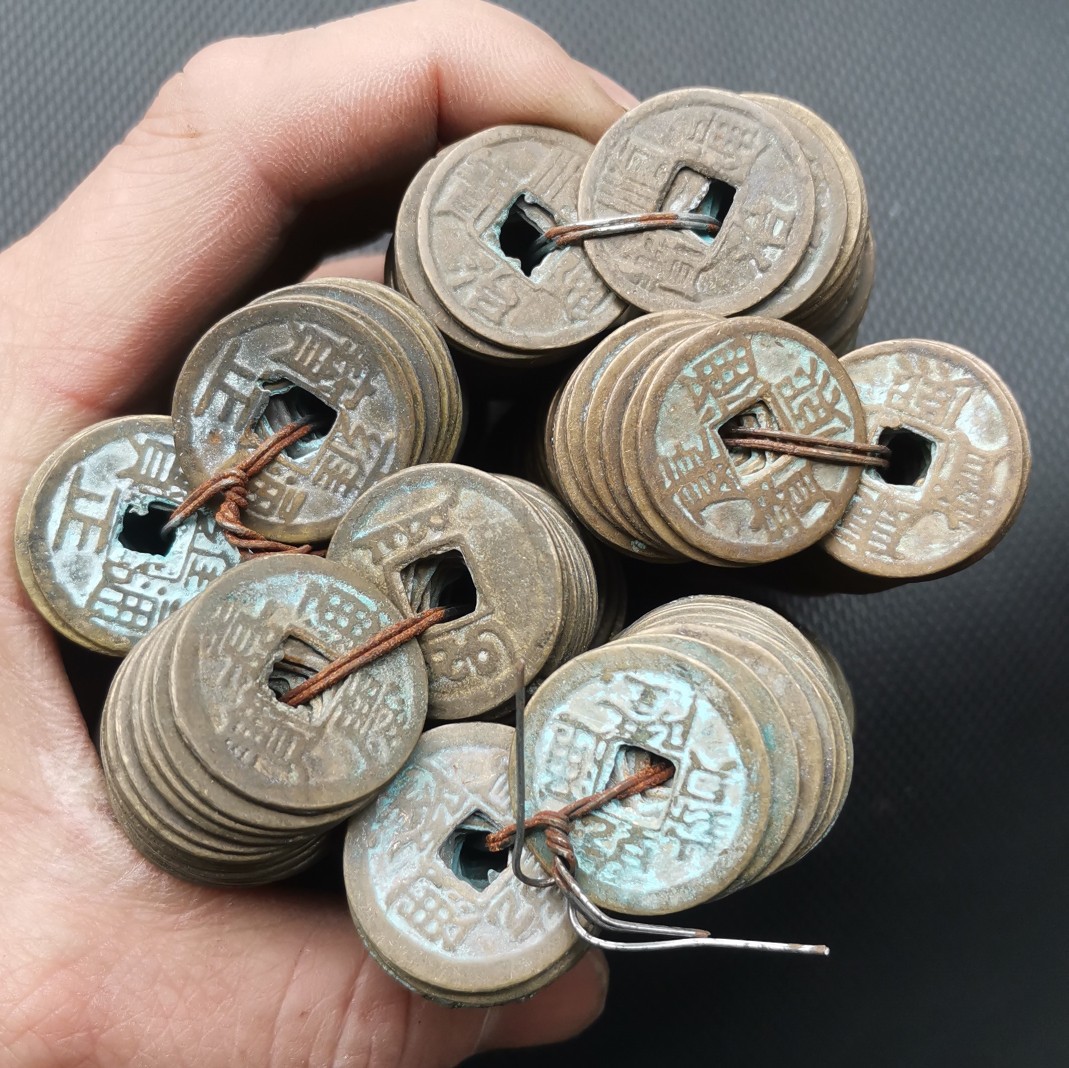 Factory Direct Sale of Copper 2.4 Five Emperors Coins, Handmade Replica Antique-Style Copper Coins for Display Threshold