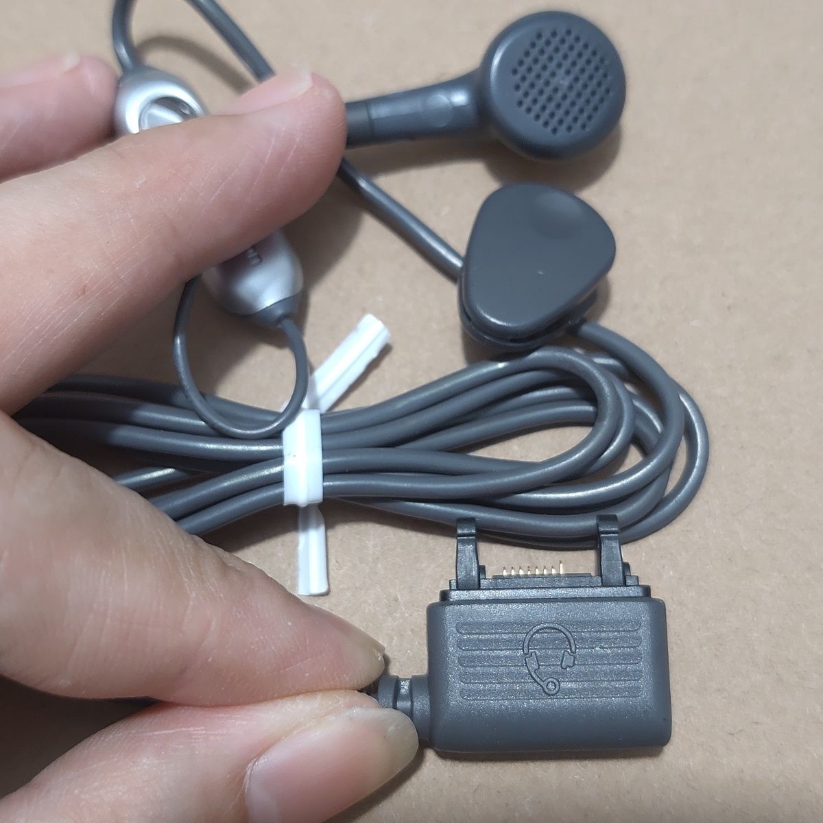 Sony Ericsson original single-sided wire control headphones for listening to the radio and music use optional accessories