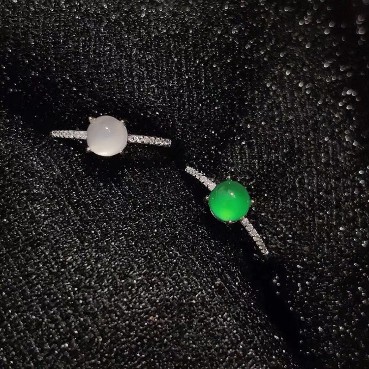 Женское кольцо с белым халцедоном, простое и изысканное