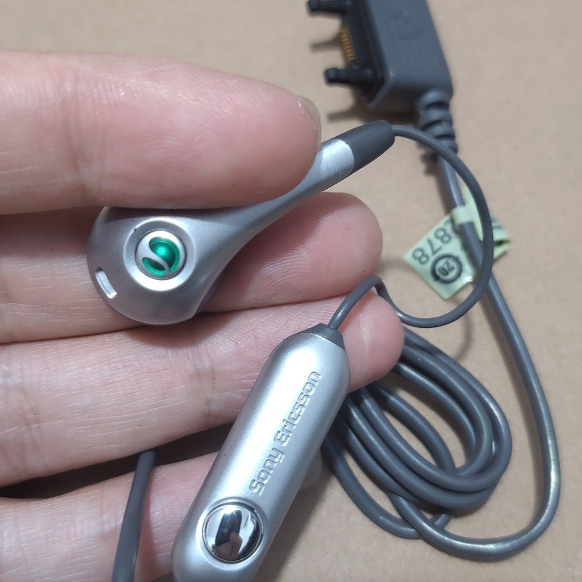 Оригинальные односторонние наушники Sony Ericsson с проводным управлением для прослушивания радио и музыки, используются с дополнительными аксессуарами