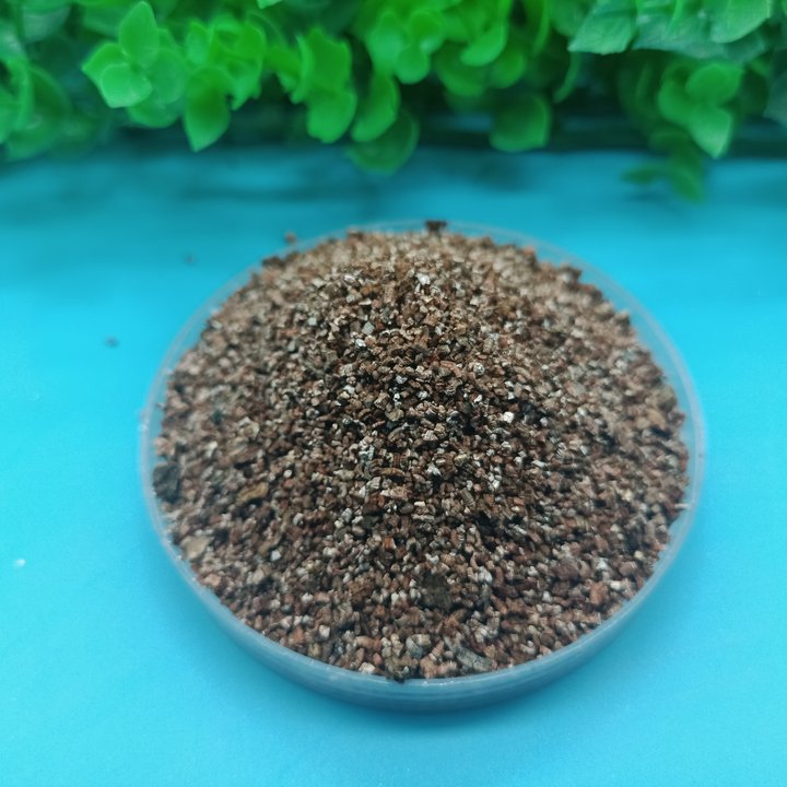 Manufacturer Customized Vermiculite Granules for Building Insulation, Baby Cuttings, Seedling Incubation Powder, Expanded Vermiculite Specifications