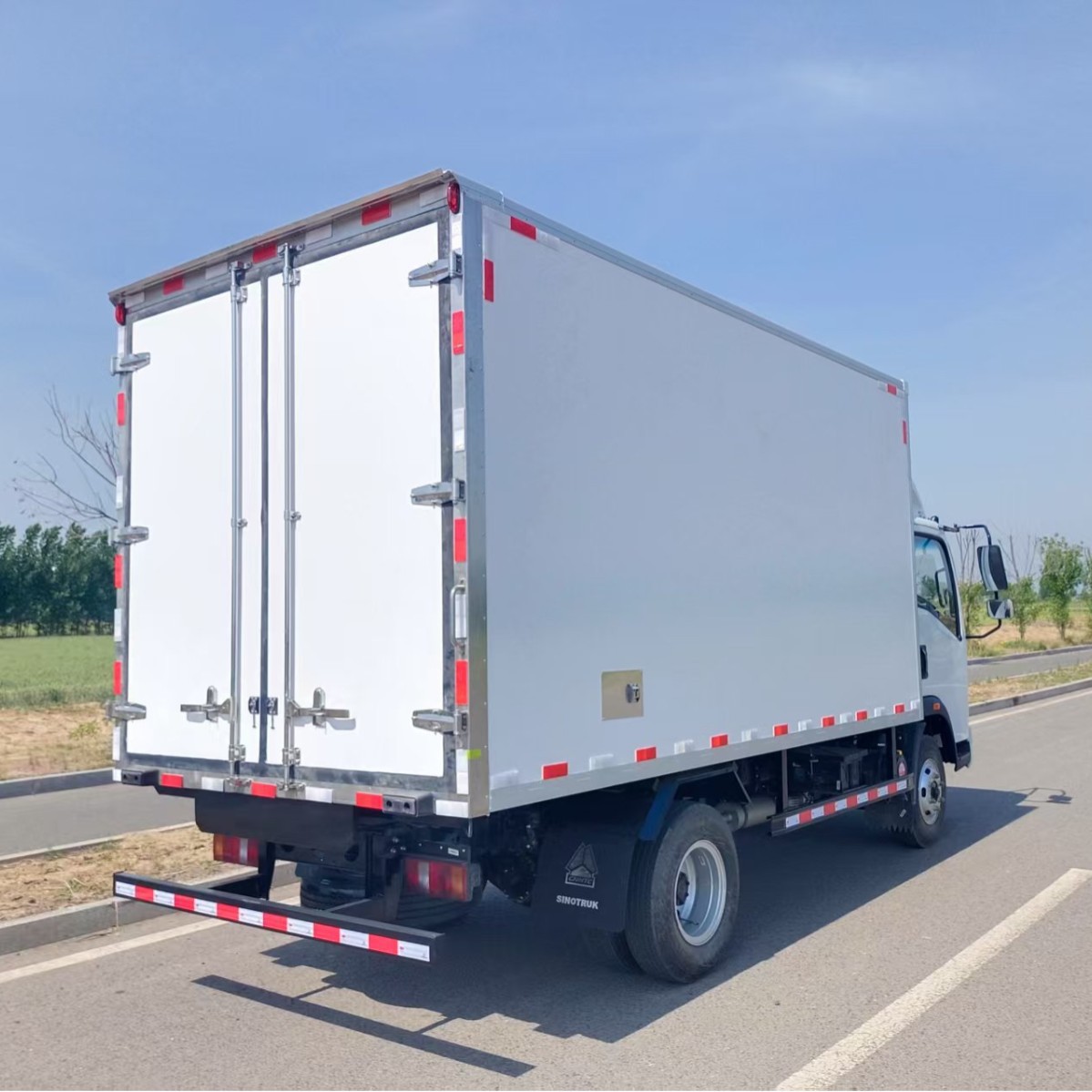 Export Brand New 5 Tons 10 Tons China Sinotruk Howo 4X2 Refrigerated Insulated Truck