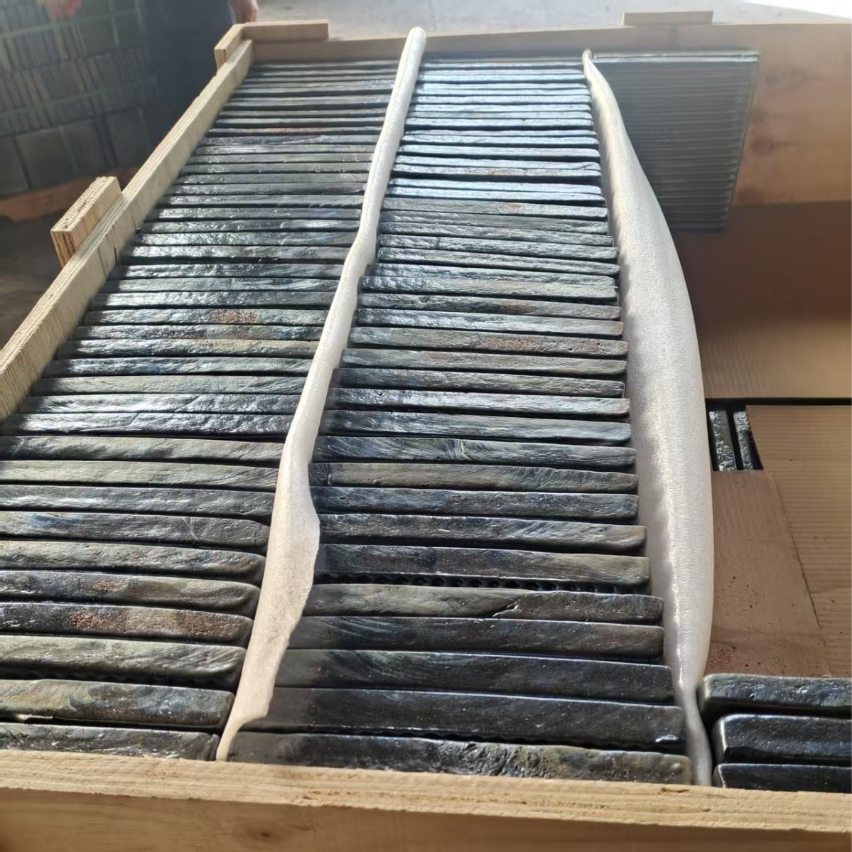 Factory direct supply cast stone plate wear-resistant acid and alkali resistant coal bunker lining plate cast stone lining plate slag discharge coal unloading ditch slag fishing machine